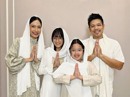 7 Potret Pose Keluarga Artis Bareng Anak, Ide Foto untuk Lebaran 2024