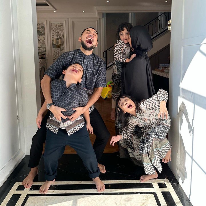 <p>Enggak melulu harus berpose formal, foto keluarga saat Lebaran juga bisa dibuat se-natural mungkin sesuai dengan ekspresi anak sehingga lebih bermakna. Pose dari keluarga Shireen Sungkar dan Teuku Wisnu satu ini bisa dijadikan inspirasi. (Foto: Instagram: @shireensungkar)</p>