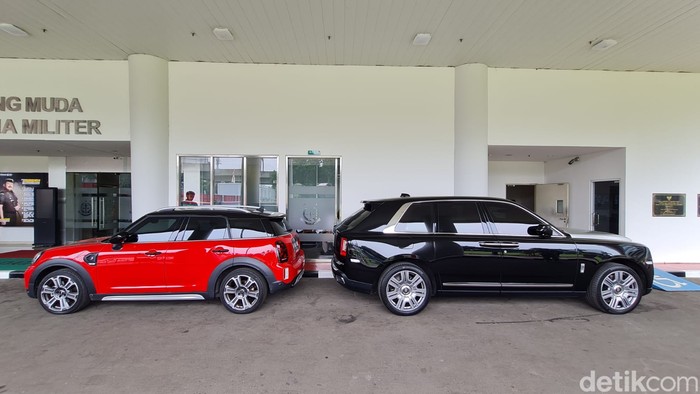 Mobil Rolls Royce dan MINI Cooper milik Harvey Moeis terparkir di Gedung Kejaksaan Agung, Jakarta, Selasa (2/4/2024). Penyidik Jaksa Agung Muda Tindak Pidana Khusus (Jampidsus) Kejaksaan Agung menyita dua mobil mewah dari kediaman Harvey Moeis, suami dari Sandra Dewi, yang jadi tersangka tindak pidana korupsi tata niaga timah wilayah Izin Usaha Pertambangan (IUP) PT Timah Tbk tahun 2015 hingga 2022.