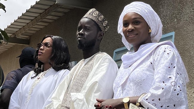 Untuk pertama kalinya Senegal memiliki dua ibu negara usai presiden baru, Bassirou Diomaye Faye, memiliki dua orang istri.