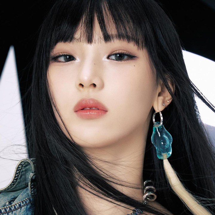 <p>Ruka, <em>rapper</em> Jepang yang debut bersama <em>girlband</em> Korea Baby Monster tengah menjadi sorotan. Ia tampil dengan penampilan poni pendek dan rambut hitam lurus yang membuat parasnya terlihat tegas. (Foto: Instagram @babymonster_ygofficial)</p>