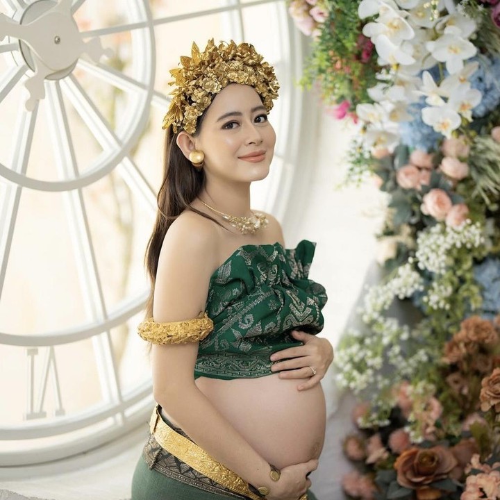 <p>Sembari menjalani trimester ketiga, Laura Theux kembali melakukan maternity shoot nih, Bunda. Kali ini, Laura mengunggah hasil foto dari shoot tersebut yang ia lakukan sendiri tanpa ditemani oleh suaminya, Indra Brotolaras. (Foto: Instagram @laura_theux).</p>