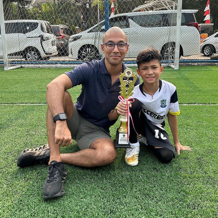 <p>"Kerja keras, disiplin, dan yang terpenting: <em>ATTITUDE</em>. Selalu membanggakan. <em>Stay humble</em> anakku," ungkap Marcell seraya mengunggah momen bersama Seth yang memegang piala. (Foto: Instagram: @marcellsiahaans)</p>