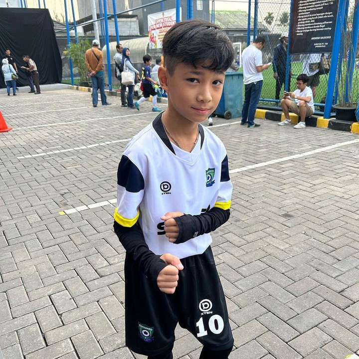 <p>Melirik dari akun media sosial Rima dan Marcell, Seth adalah anak yang sangat berprestasi, lho. Belum lama ini, ia bahkan memenangkan sebuah turnamen sepakbola. (Foto: Instagram: @marcellsiahaans)</p>