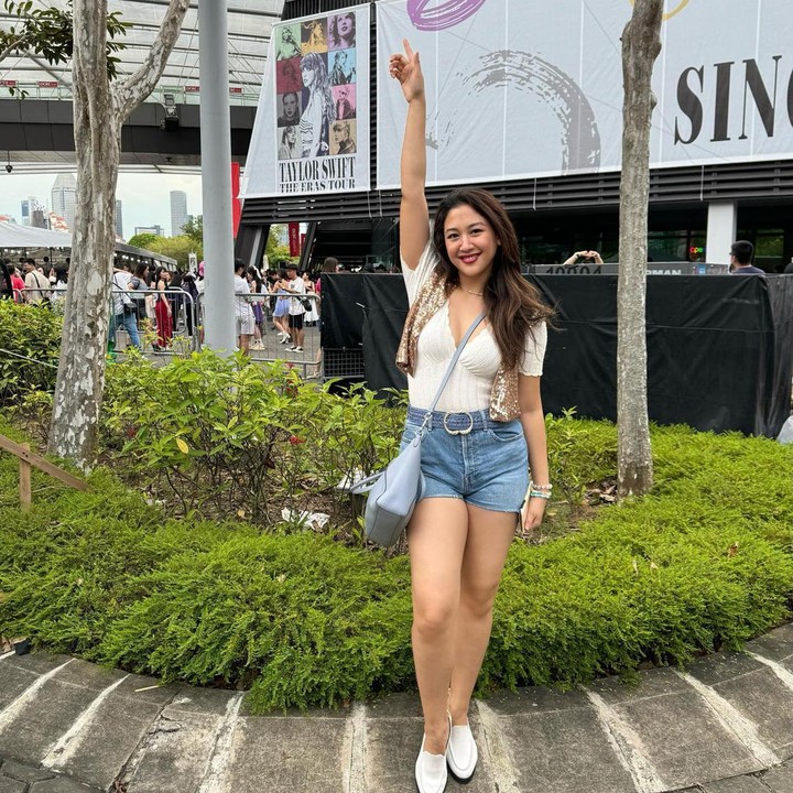 <p>Sebelum didiagnosis terkena skoliosis, Sherina sangat aktif di berbagai kegiatan. Ia kembali menjadi sorotan usai membintangi film <em>Petualangan Sherina 2</em>. Belum lama ini, Sherina bahkan menghabiskan waktu luang untuk jalan-jalan ke luar negeri dan menonton konser Taylor Swift. (Foto: Instagram @sherinamunaf)</p>