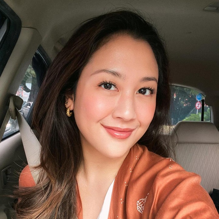 <p>Sherina juga memberikan ucapan semangat bagi para pejuang skoliosis. Ia merasa relate dengan para penderita gangguan tulang belakang. "Buat yang ngalamin ini pasti tahu ngilunya kayak gimana. Semangat gaes ternyata cukup PR dan panjang ya <em>journey</em> ini," tuturnya. (Foto: Instagram @sherinamunaf)</p>