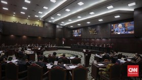Tim AMIN Bawa Foto Heru Budi Bagi-bagi Bansos Pakai Kantong Biru Muda