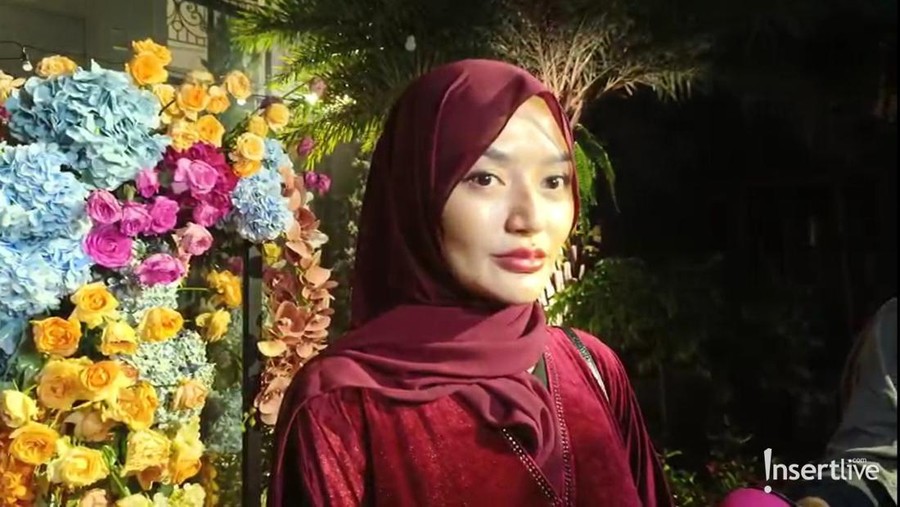 Siti Badriah mengenakan hijab