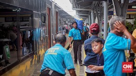 Cerita Porter Menyempil di Antara Ribuan Pemudik Stasiun Pasar Senen
