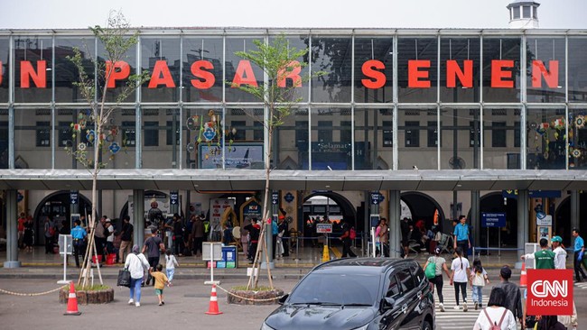 Arus lalu lintas di sekitar Stasiun Pasar Senen terpantau lancar meski terjadi kepadatan pemudik di dalam stasiun.