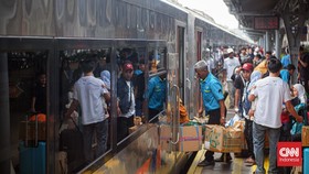 FOTO: Kepadatan Stasiun Pasar Senen di H-8 Lebaran 2024