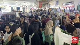 Penuh Sesak Pasar Tanah Abang, Warga Borong Baju untuk Lebaran