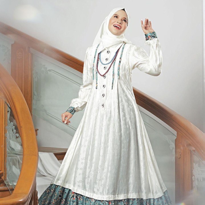 <p>Selain di bidang musik, Terry juga sempat terjun ke dunia fashion. Ia pernah merilis busana muslim berkolaborasi dengan brand lokal, Bunda. (Foto: Instagram @missterryous_shahab)</p>