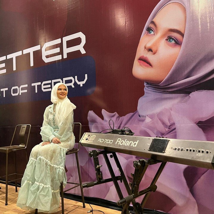 <p>Terry diketahui mulai berhijah pada tahun 2015, di mana ia pun memutuskan untuk berhijab. Meski telah hijrah, Terry tetap melanjutkan karier di dunia tarik suara. (Foto: Instagram @missterryous_shahab)</p>