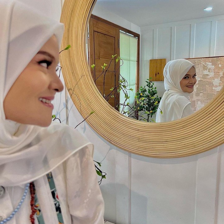 <p>Penyanyi bernama lengkap Terryana Fatiah Shahab ini mengaku bahwa keputusannya mengenakan hijab memberikan pengaruh yang cukup besar pada karier musiknya. Salah satunya diberikan kesempatan untuk membawakan lagu religi. (Foto: Instagram @missterryous_shahab)</p>