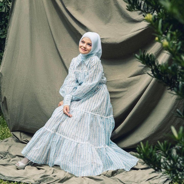 <p>Penampilan Terry yang mengenakan hijab ini banyak menuai respons positif dari netizen. Beberapa di antaranya memuji Terry yang terlihat awet muda dan cantik ketika mengenakan hijab dan dianggap mengeluarkan aura positif. "Cantik rupa, cantik hati dan cantik pikiran," tulis seorang netizen. (Foto: Instagram @missterryous_shahab)</p>