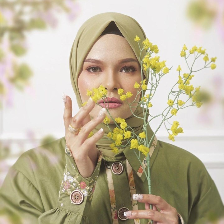 <p>Selain membuat konten musik, Terry juga sering membagikan quotes positif seputar Islam di akun Instagram miliknya. Ia juga aktif sebagai pembicara di seminar atau pengajian, Bunda. (Foto: Instagram @missterryous_shahab)</p>