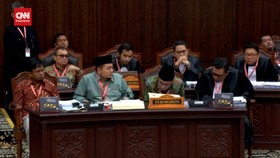 VIDEO: Ketua MK Tegur Ketua KPU di Sidang MK: Pak Hasyim Tidur Ya?