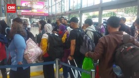 VIDEO: Pemudik Mulai Padati Stasiun Pasar Senen