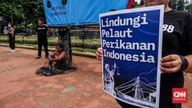 FOTO: Aksi Damai Jelang Hari Nelayan Nasional