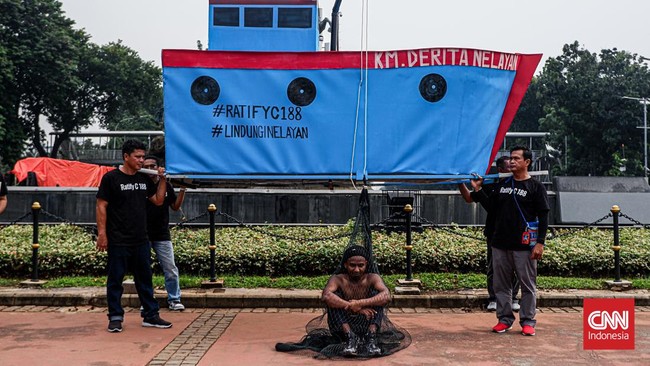 FOTO: Aksi Damai Jelang Hari Nelayan Nasional