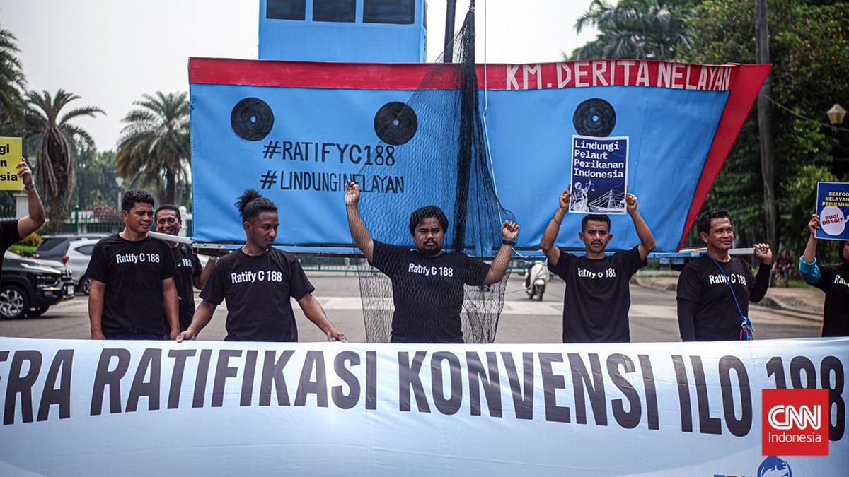 FOTO: Aksi Damai Jelang Hari Nelayan Nasional