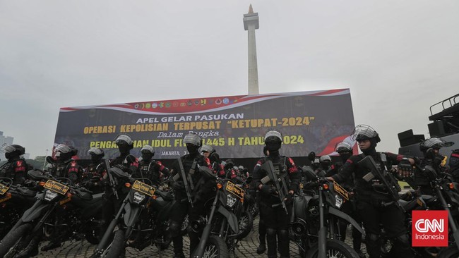 Kapolri Jenderal Listyo Sigit meminta petugas yang berjaga di posko pengamanan jalur mudik untuk tetap siaga dan memberikan pengawalan kepada masyarakat.