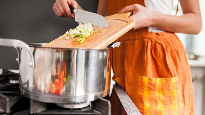 5 Kesalahan Memasak yang Bisa Membuat Makanan Jadi Nggak Sehat