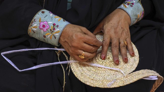 FOTO: Melestarikan Seni Sulam UEA yang Hampir Punah