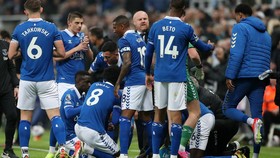 Laga Newcastle vs Everton Dihentikan Sejenak demi Pemain Buka Puasa