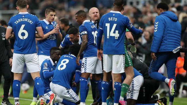 Le match Newcastle vs Everton s’est arrêté un instant pour que les joueurs puissent rompre leur jeûne