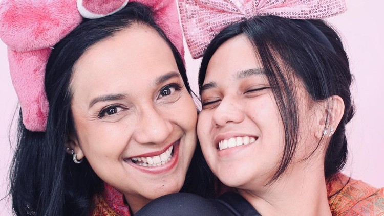 Charlotte Fatima dan ibunda Shahnaz Haque