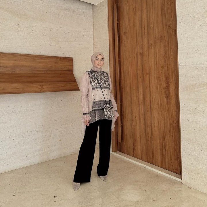 <p>Bunsana bercorak etnik sangat cocok digunakan pada hari Lebaran. Bunda dapat memadukannya dengan celana kulot polos untuk tampilan yang simpel tapi tetap elegan, seperti yang dipakai Citra Kirana. (Foto: Instagram @citraciki)</p>