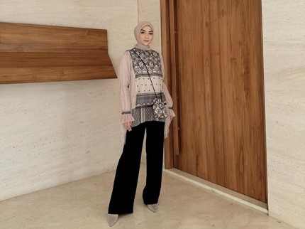 5 Potret Padu Padan Celana Panjang Bunda Seleb, Bisa untuk Inspirasi Outfit Silaturahmi Lebaran