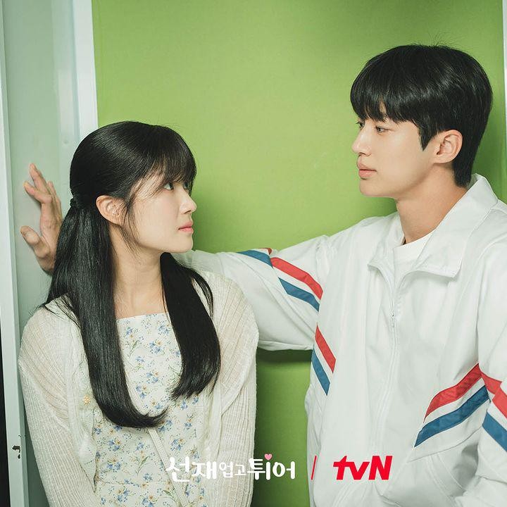 <p>Di bulan April ini, ada drama baru tvN yang akan segera hadir menemani waktu nonton Bunda. <em>Lovely Runner</em> adalah drama komedi-romantis yang mengusung konsep time travel dan dibintangi oleh Kim Hye Yoon dan Byun Woo Seok. (Foto: Instagram @tvn_drama)</p>