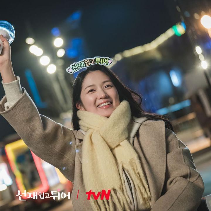 <p>Di drakor Lovely Runner, Kim Hye Yoon memerankan karakter Im Sol, seorang perempuan ceria yang mengidolakan penyanyi terkenal Ryu Sun Jae yang diperankan oleh Byun Woo Seok. (Foto: Instagram @tvn_drama)</p>