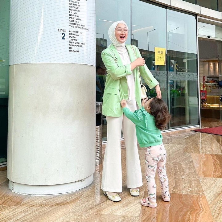 <p>Kombinasi warna pastel seperti <em>outfit</em> desainer Dian Pelangi juga enggak kalah kece, lho. Ia mengenakan <em>blazer</em> warna hijau pastel dengan celana <em>trousers</em> putih polos. (Foto: Instagram @dianpelangi)</p>