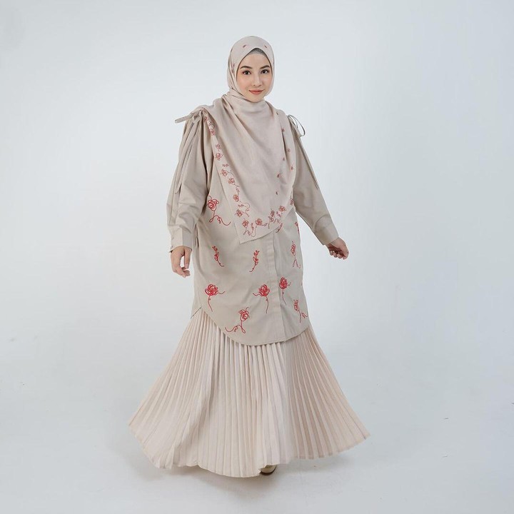 <p>Dress lebaran bernuanda earth tone juga menarik untuk jadi pilihan agar tampil beda pada Lebaran tahun. Pilihan warna-warna seperti krem kecoklatan bisa menjadi pilihan Bunda untuk memilih baju lebaran. Warna ini memberikan kesan tampilan yang teduh dan menawan, cocok sekali digunakan pada masa Idul Fitri yang damai. (Foto: Instagram @natasharizkynew)</p>