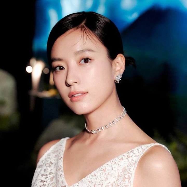 <p>Gaya rambut<em> low bun</em> juga membuat Han Hyo Joo tampil memesona, nih. Bintang drama Korea <em>Happiness</em> itu memadukan gaya rambut tersebut dengan busana pesta malam yang formal. (Foto: Instagram @hanhyojoo222)</p>