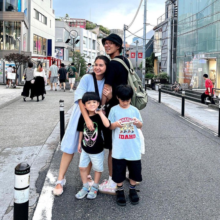 <p>Putri melahirkan putra pertamanya yang bernama Theodore Iori Liem pada 25 Maret 2017. Sementara itu, Si Bungsu yang bernama Mykah Iago Liem 15 Maret 2019. (Foto: Instagram: @putrititian)</p>