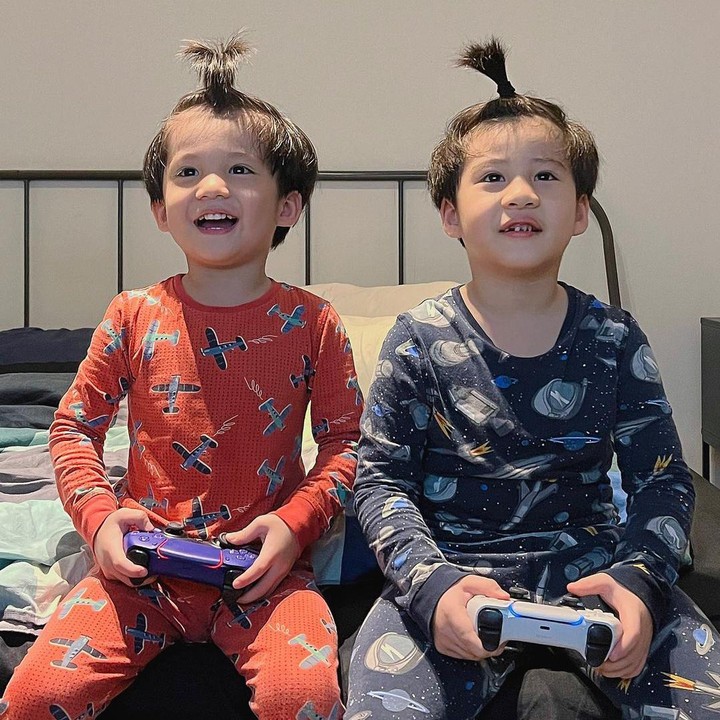 <p>"<em>Happy weekend boys</em>. Hari yang ditunggu-tunggu soalnya boleh main <em>game</em> sampai malam. Dari Senin nanya melulu Jumat kapan? Semacam budak korporat kalian itu nungguin <em>weekend</em>. Bos-nya tetap Momom tapi HAHAHA," ungkap Putri seraya mengunggah momen kebersamaan Iori dan Iago. (Foto: Instagram: @putrititian)</p>