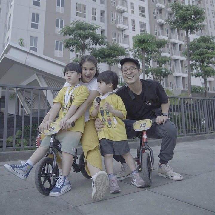 <p>"Kok saya gemas lihat anak seakrab dan selucu ini yaaa," kata seorang netizen. "Lucu banget sudah pada gede baru lihat lagi. Jadi kayak kembar," tutur netizen lainnya dengan emotikon hati. (Foto: Instagram: @putrititian)</p>