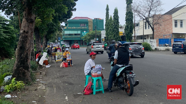 Jasa penukaran pecahan uang baru menjamur jelang lebaran 2024. Para penjual jasa tukar uang itu bisa ditemukan salah satunya di wilayah Jakarta Selatan.