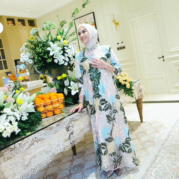 <p>Jika tren hijau sage sudah lewat, maka Bunda bisa coba baju lebaran denga warna hijau emerald kali ini. Paduan warna hijau satu ini akan memberi kesan teduh dan menarik yang cocok dikenakan di tengah perayaan Idul Fitri. (Foto: Instagram @ninazatulini22)</p>