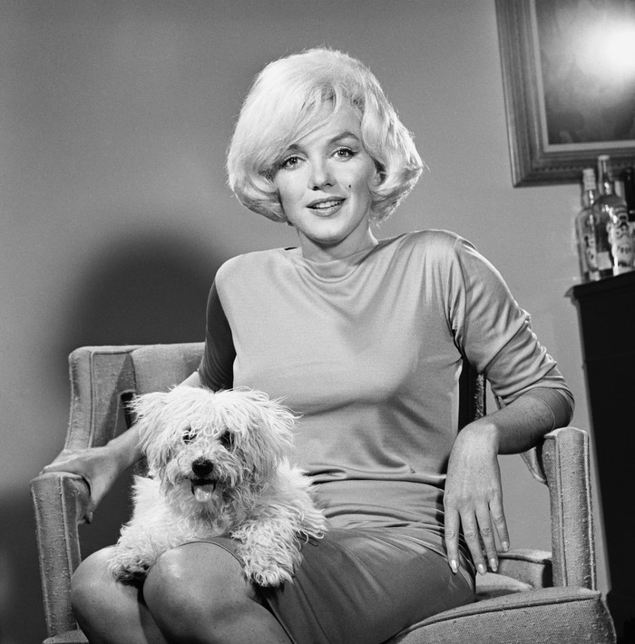 Marilyn Monroe memakai Pucci Dress rancangan Emilio Pucci.