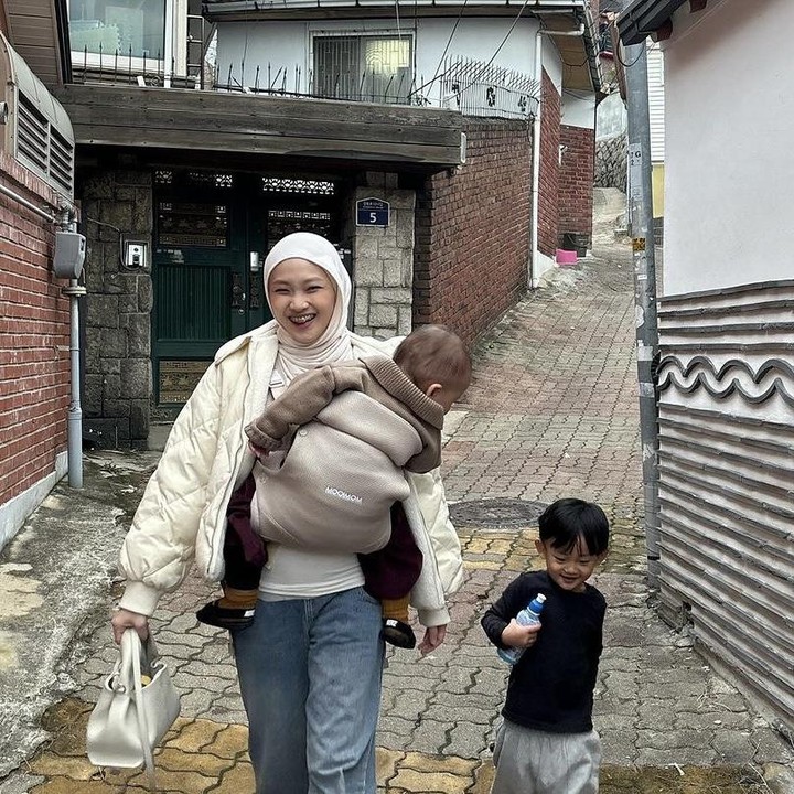 <p>Kabar kehamilan Julia pertama kali ia umumkan kepada para pengikutnya melalui Instagram beberapa waktu yang lalu, Bunda. Besar harapannya kabar kehamilannya ini dapat membuat para penggemarnya untuk mendoakan yang terbaik. (Foto: Instagram @juliaprt7).</p>