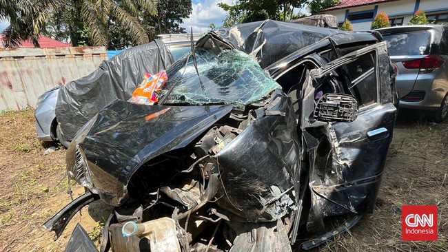 Tragis, dokter Jambi Dwi Fatimahyen tewas dalam kecelakaan fatal setelah dikejar warga yang menuduhnya maling. Mobilnya ringsek usai menabrak tiang listrik. 