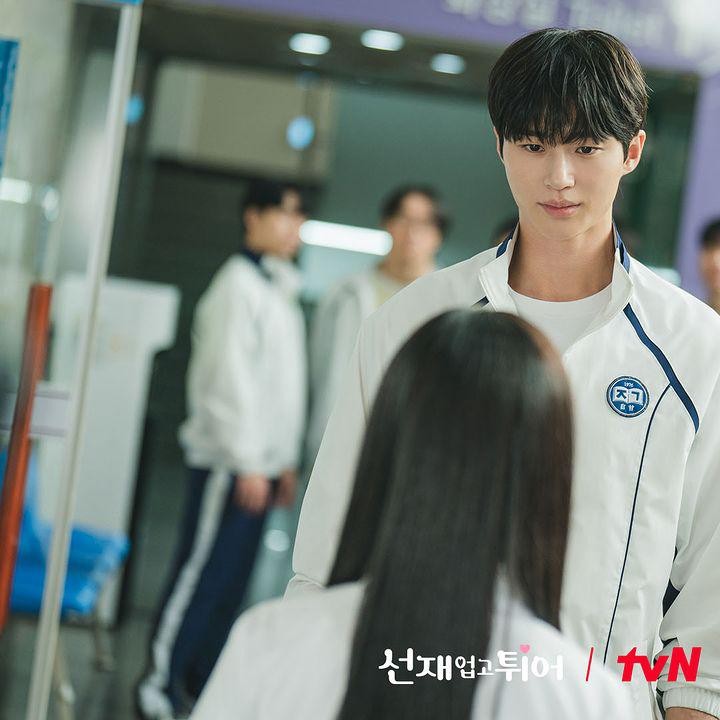 <p>Kembali ke 15 tahun yang lalu, Im Sol akhirnya berhasil menemui Sun Jae yang masih duduk di bangku sekolah menengah atas yang baginya kejadian tersebut bak sebuah mimpi. (Foto: Instagram @tvn_drama)</p>