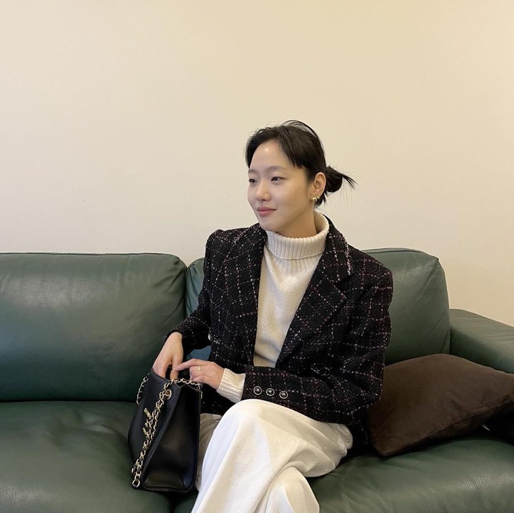 <p>Sementara itu, Kim Go Eun tampak menerapkan gaya rambut <em>messy style bun</em> yang terlihat berantakan namun manis. Cepolan rambutnya menyempurnakan penampilan bintang film <em>Exhuma</em> dengan atasan <em>turtle neck.</em> (Foto: Instagram @ggonekim)</p>