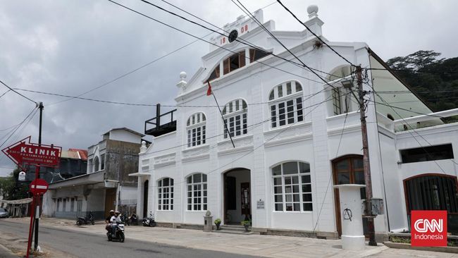 Berbicara Kota Tua Padang tak hanya tentang bangunan peninggalan kolonial Belanda yang berjejer di pinggir Sungai Batang Arau.